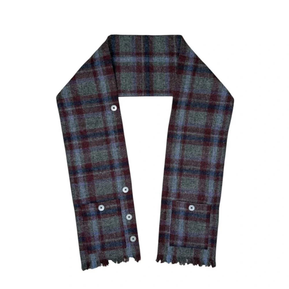 Wool scarf with pockets and button closure